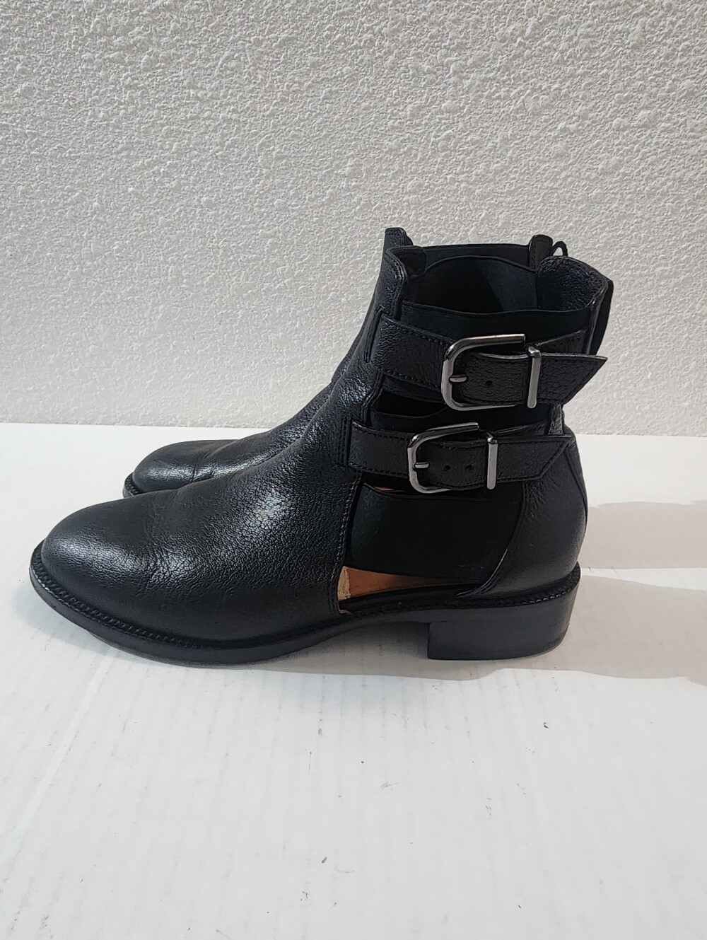 Via Spiga Birna Women Black Leather Cutout Moto Biker Ankle Boots Size 7 M - Picture 4 of 9